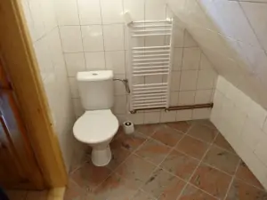 Koupelna s vanou, WC a umyvadlem patří k podkrovnímu pokoji
