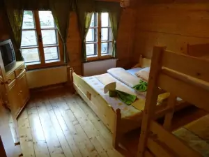Ložnice s dvojlůžkem a patrovou postelí v přízemí