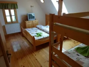 Ložnice s dvojlůžkem a patrovou postelí v 1. patře
