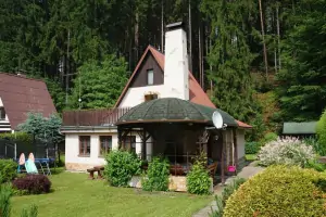 chata Dolní Bušínov leží v chatové oblasti u lesa