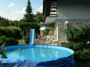 Hned u bazénu začíná terasa s venkovním posezením a prostorem ke slunění