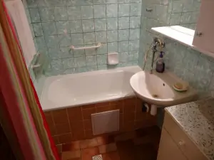 Koupelna s vanou a umyvadlem v přízemí