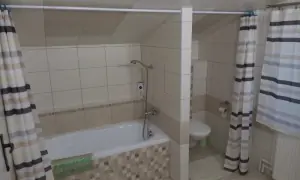 koupelna s vanou, WC a umyvadlem v 1. patře
