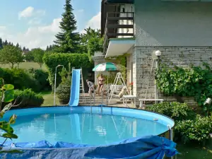 hned u bazénu začíná terasa s venkovním posezením a prostorem ke slunění