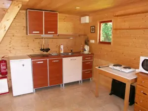 obytný pokoj s kuchyňským koutem