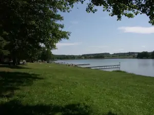 pláž rybníka Brodského je od chaty vzdálena 500 m