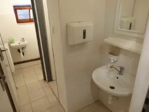 k dispozici jsou 3 koupelny se sprchovým koutem, umyvadlem a WC