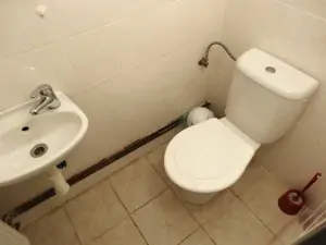 k dispozici jsou 3 koupelny se sprchovým koutem, umyvadlem a WC
