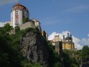 Pohled na zámek z Vranova nad Dyjí. 